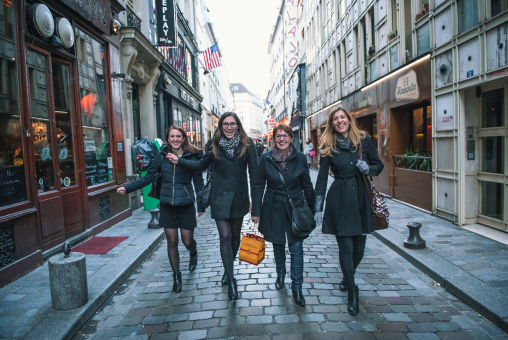 Séance famille, la mère et ses 3 filles, photo extérieure, Bastille, Paris